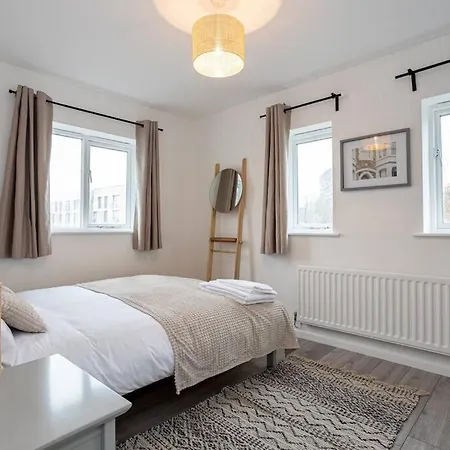 Charming Refurbished 4 Bed With A Garden In Hulme