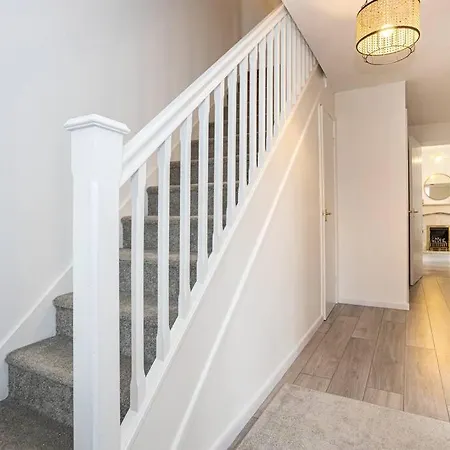 Charming Refurbished 4 Bed With A Garden In Hulme * Manchester
