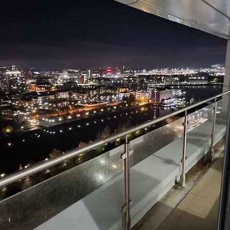 Beautiful 2 Bedroom Salford Quays * Manchester