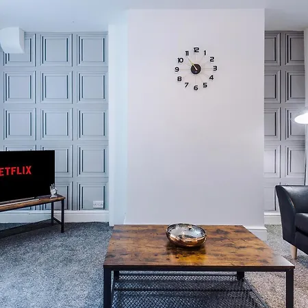 펜션 Three Bedroom With Free Parking 맨체스터