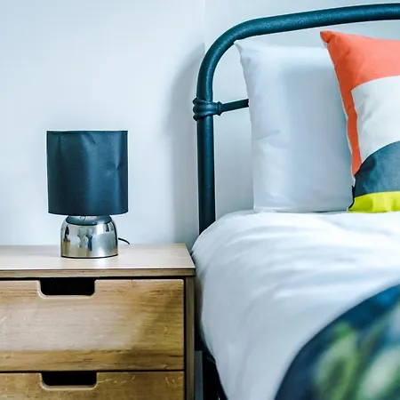Three Bedroom With Free Parking 맨체스터