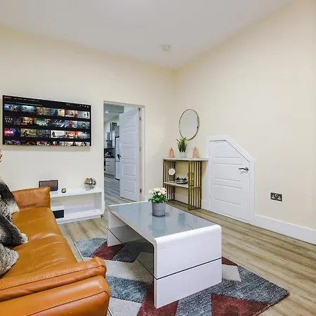 Spacious 4 Bedroom Modern House Near Centre Sleeps 12 Holiday home Manchester