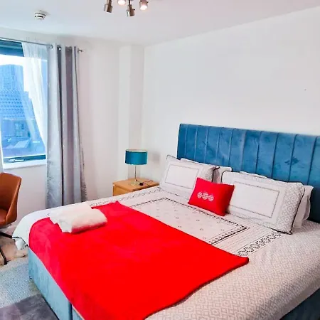 Apartmán Lovely 2-bedroom Apartment, Free Parking *