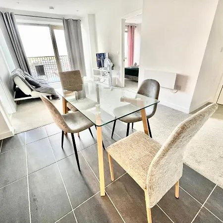 Beautiful Canal View Ensuite With Shared Spacious Living And Kitchen