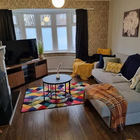 Spacious 3 Bedroom Semi Detached In Manchester