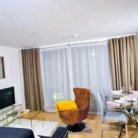 Lovely 2-bedroom Apartment, Free Parking Apartmán *