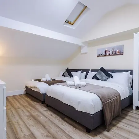 Spacious 4 Bedroom Modern House Near Centre Sleeps 12 Manchester