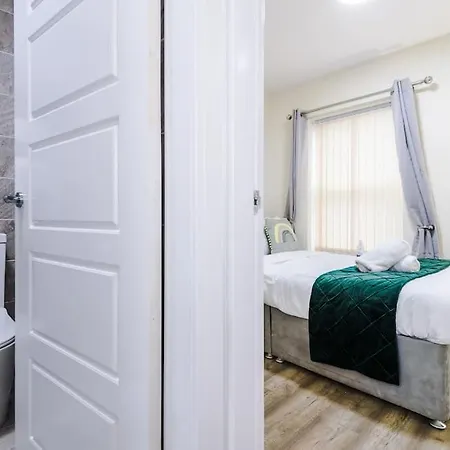 Spacious 4 Bedroom Modern House Near Centre Sleeps 12 別荘