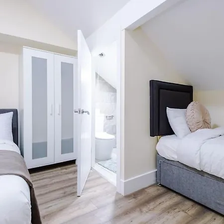 Spacious 4 Bedroom Modern House Near Centre Sleeps 12 Holiday home Manchester