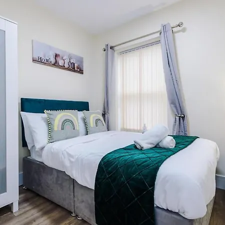 Spacious 4 Bedroom Modern House Near Centre Sleeps 12 *