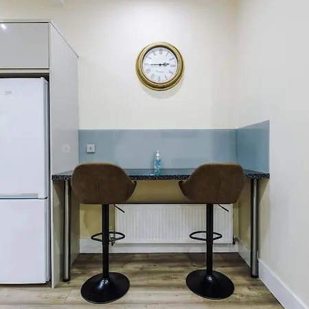 Holiday home Spacious 4 Bedroom Modern House Near Centre Sleeps 12 *