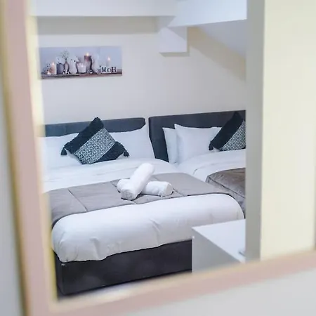 Spacious 4 Bedroom Modern House Near Centre Sleeps 12 Manchester