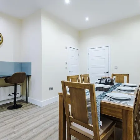 Spacious 4 Bedroom Modern House Near Centre Sleeps 12