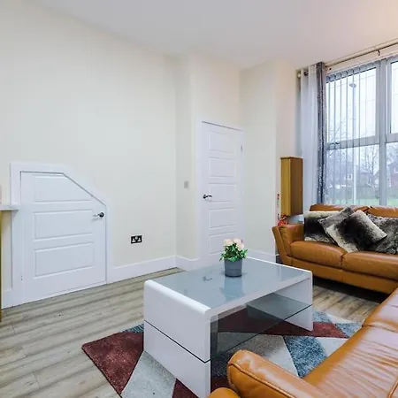 Spacious 4 Bedroom Modern House Near Centre Sleeps 12 * Manchester