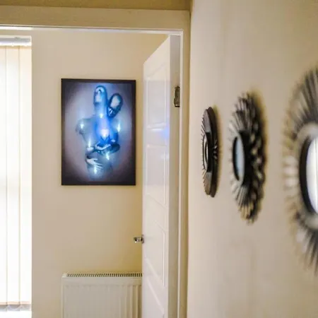 Holiday home Spacious 4 Bedroom Modern House Near Centre Sleeps 12