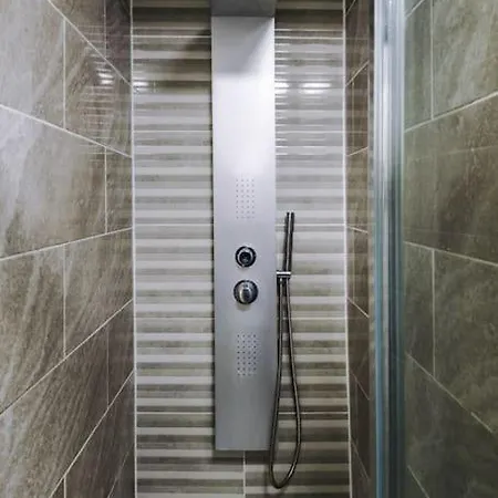 Spacious 4 Bedroom Modern House Near Centre Sleeps 12 Holiday home *