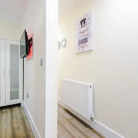 別荘 Spacious 4 Bedroom Modern House Near Centre Sleeps 12
