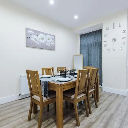 Spacious 4 Bedroom Modern House Near Centre Sleeps 12 *