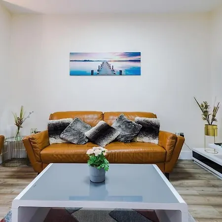 Spacious 4 Bedroom Modern House Near Centre Sleeps 12 別荘 *
