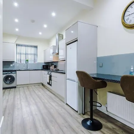 Spacious 4 Bedroom Modern House Near Centre Sleeps 12 別荘 *