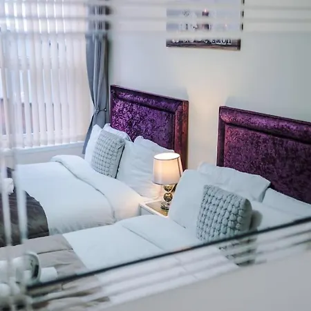 Holiday home Spacious 4 Bedroom Modern House Near Centre Sleeps 12 *