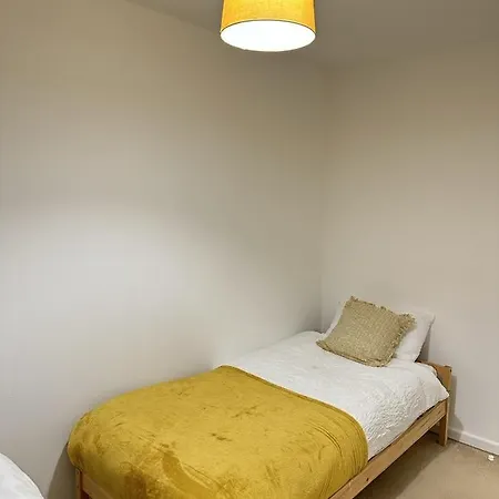 Entire House - 2 Bedroom With Free Parking Manchester