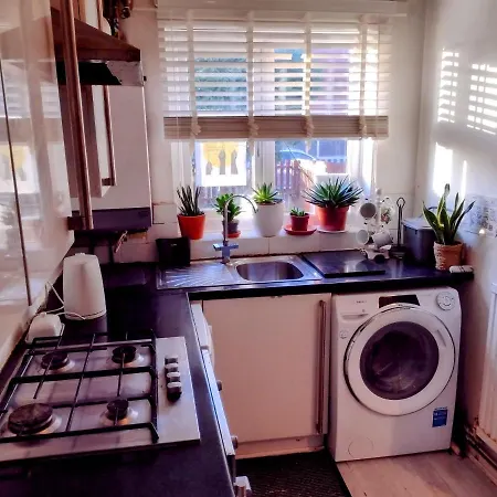 Homestay Stylish Master Ensuite In Contemporary 3 Bed Semi Manchester