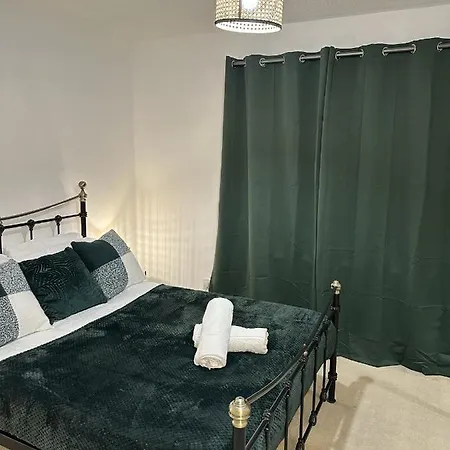 Entire House - 2 Bedroom With Free Parking *