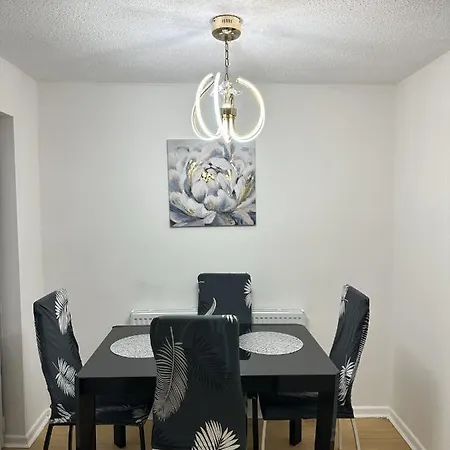 Feriehus Entire House - 2 Bedroom With Free Parking *