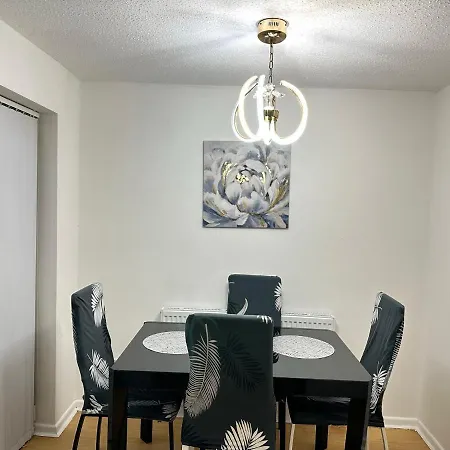 Feriehus Entire House - 2 Bedroom With Free Parking *