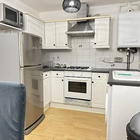 Entire House - 2 Bedroom With Free Parking