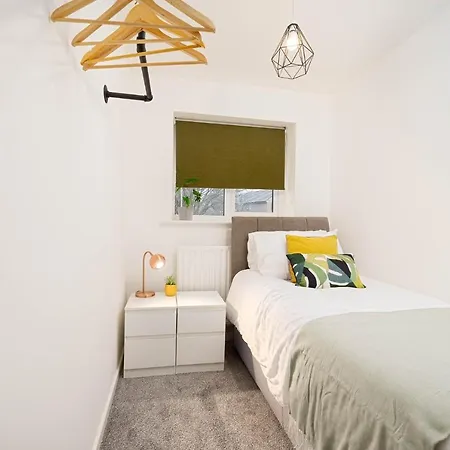 Spacious Three-bedroom House By Real Lush Properties In Plant Hill House 맨체스터