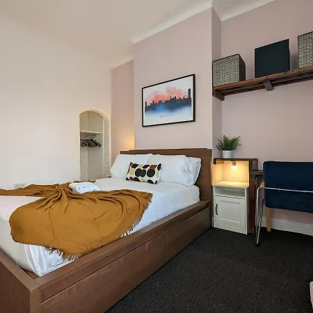 Gloucester Pl - Affordable 3 Bed House Manchester
