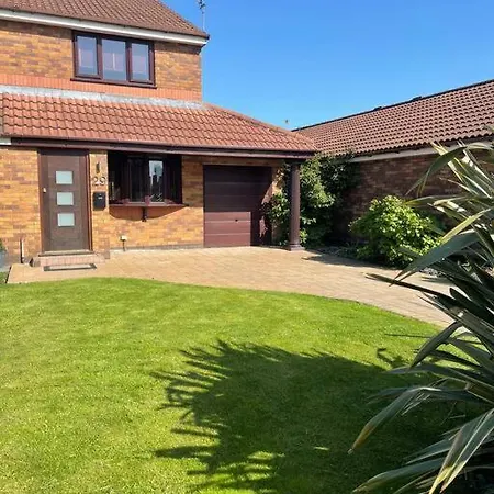 Modern In Quiet Neighbourly Street, Perfect For Work From Home, Quick Links To Centre Feriehus *
