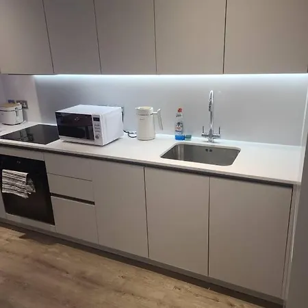 Rolling Street Salford M5 4rt * 맨체스터