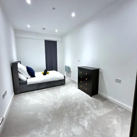 Millionaires Pad - 2 Bedroom Service *