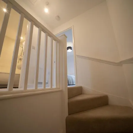 Beautiful 2bd House Minutes From