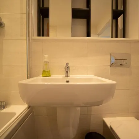 Beautiful 2bd House Minutes From * Manchester