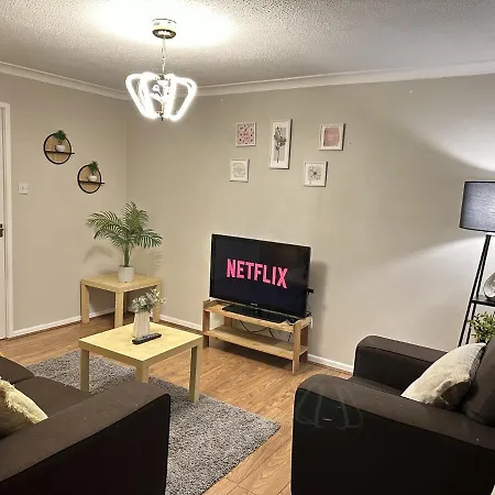 Entire House - 2 Bedroom With Free Parking