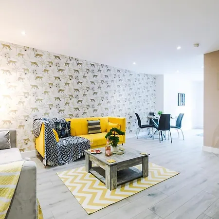 The Ecclesian - Upscale Near Trafford Centre & Eccles Train Station *