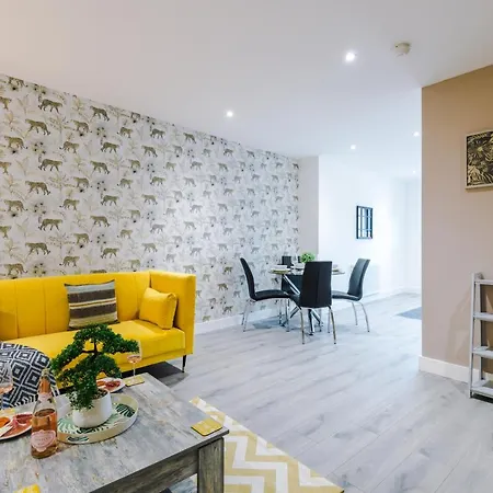 The Ecclesian - Upscale Near Trafford Centre & Eccles Train Station מנצ'סטר