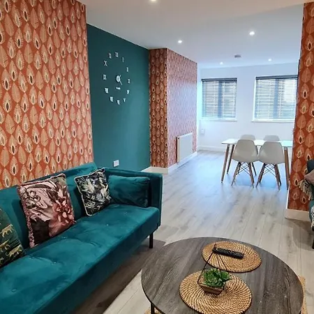 The Ecclesian - Upscale Near Trafford Centre & Eccles Train Station 아파트 *