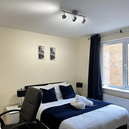 Entire Luxurious 2 Bedroom Apt Free Parking Lejlighed