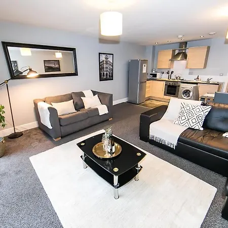 Large 2 Bedroom Sleeps 6 דירה *