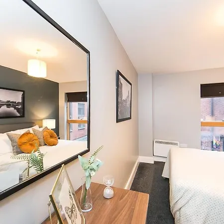 Large 2 Bedroom Sleeps 6 מנצ'סטר