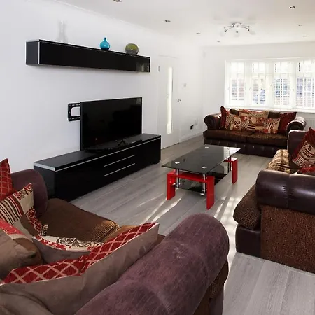 Guestready - Newly Renovated In Detached * Manchester