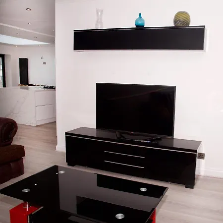 Guestready - Newly Renovated In Detached Manchester