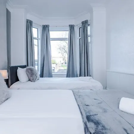 Dom wakacyjny Spacious 4 Bed With Parking *