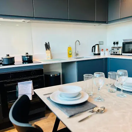 Spectacular Near To Old Trafford Stadium 公寓