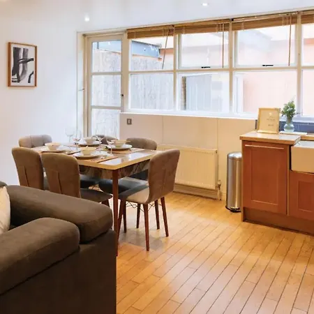 Stylish And 2 Bedroom Flat In *